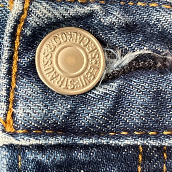 Levis Women Size 27 501 Shorts Blue Jeans Light Wash Denim Button Fly Distress - Picture 4 of 11